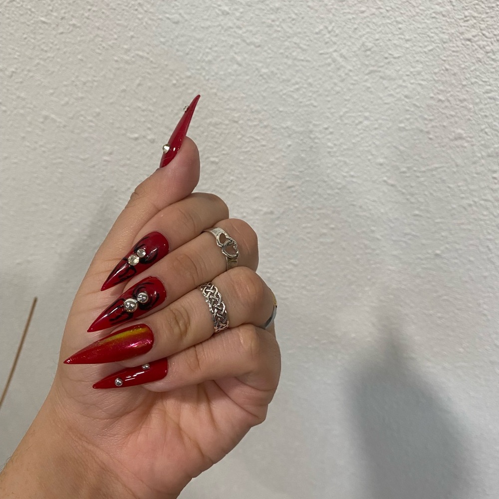 Red stiletto Halloween nails 😍🕷️🎃